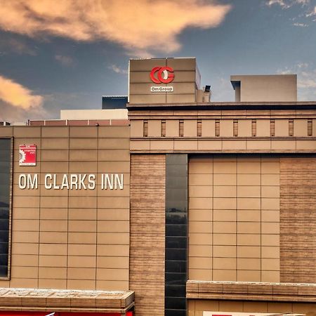 Om Clarks Inn Raebareli Экстерьер фото