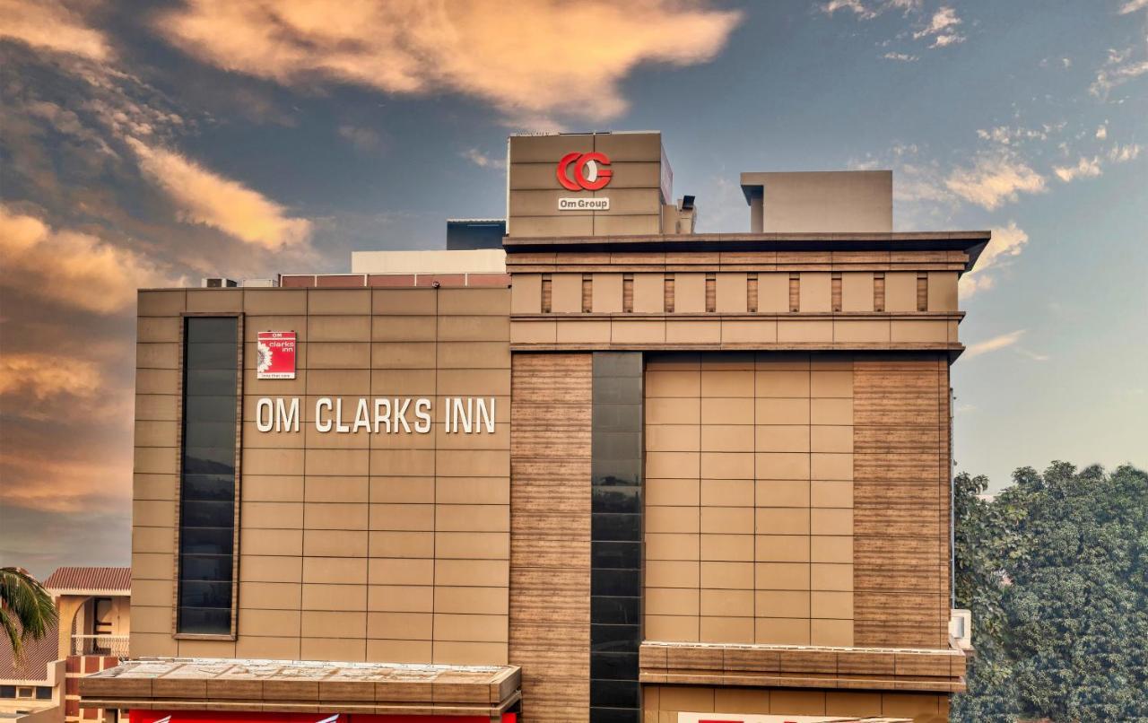 Om Clarks Inn Raebareli Экстерьер фото