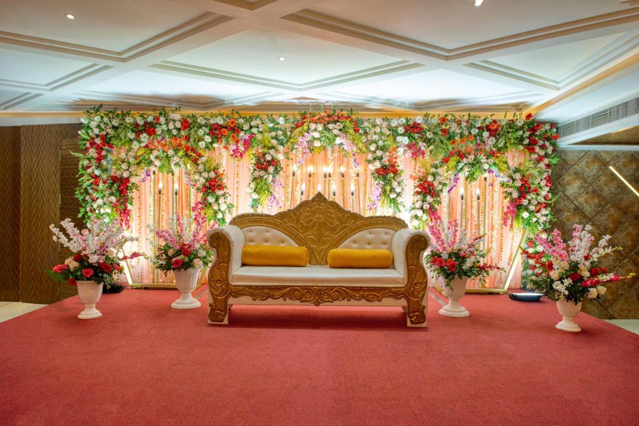Om Clarks Inn Raebareli Экстерьер фото