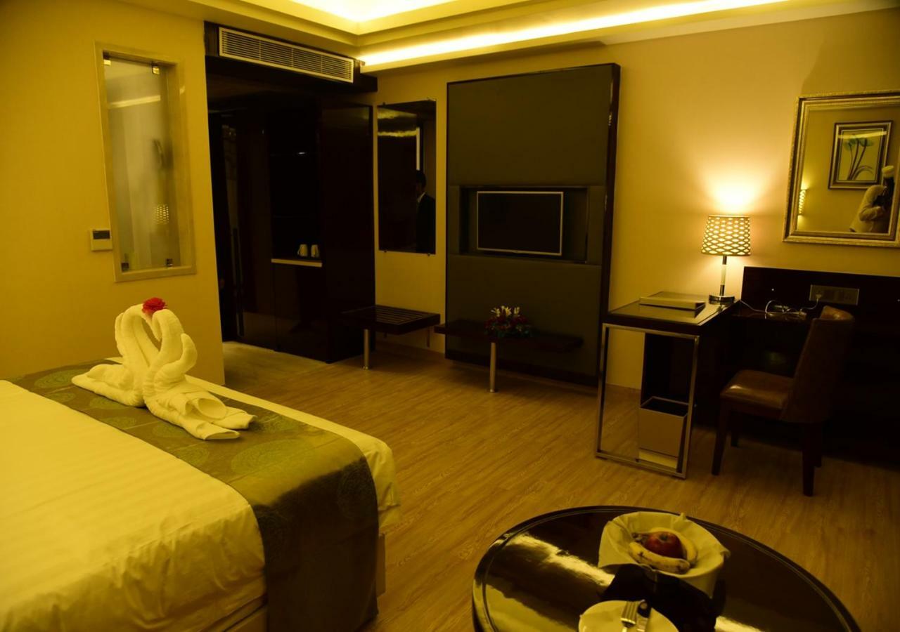 Om Clarks Inn Raebareli Экстерьер фото