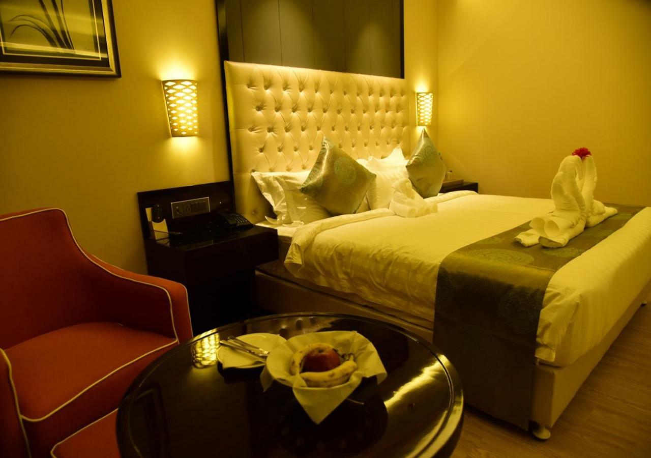Om Clarks Inn Raebareli Экстерьер фото