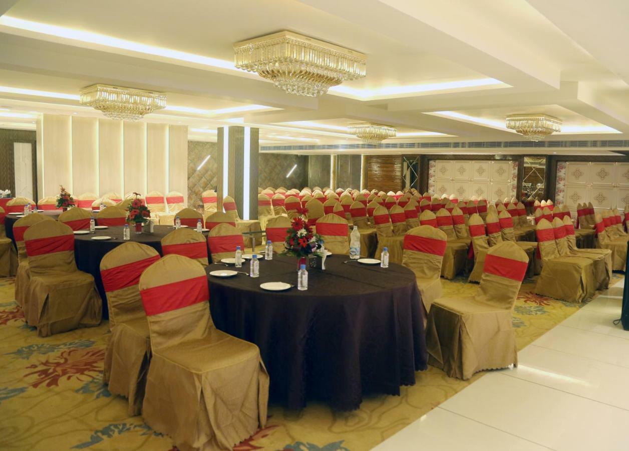 Om Clarks Inn Raebareli Экстерьер фото