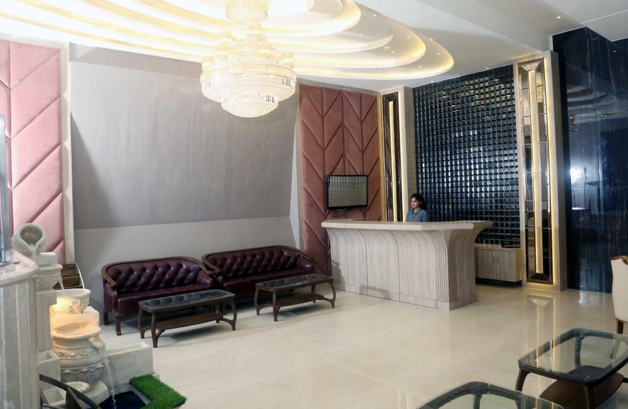 Om Clarks Inn Raebareli Экстерьер фото