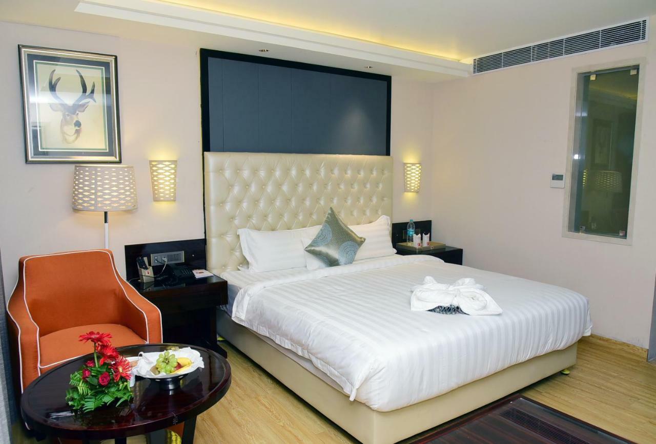 Om Clarks Inn Raebareli Экстерьер фото