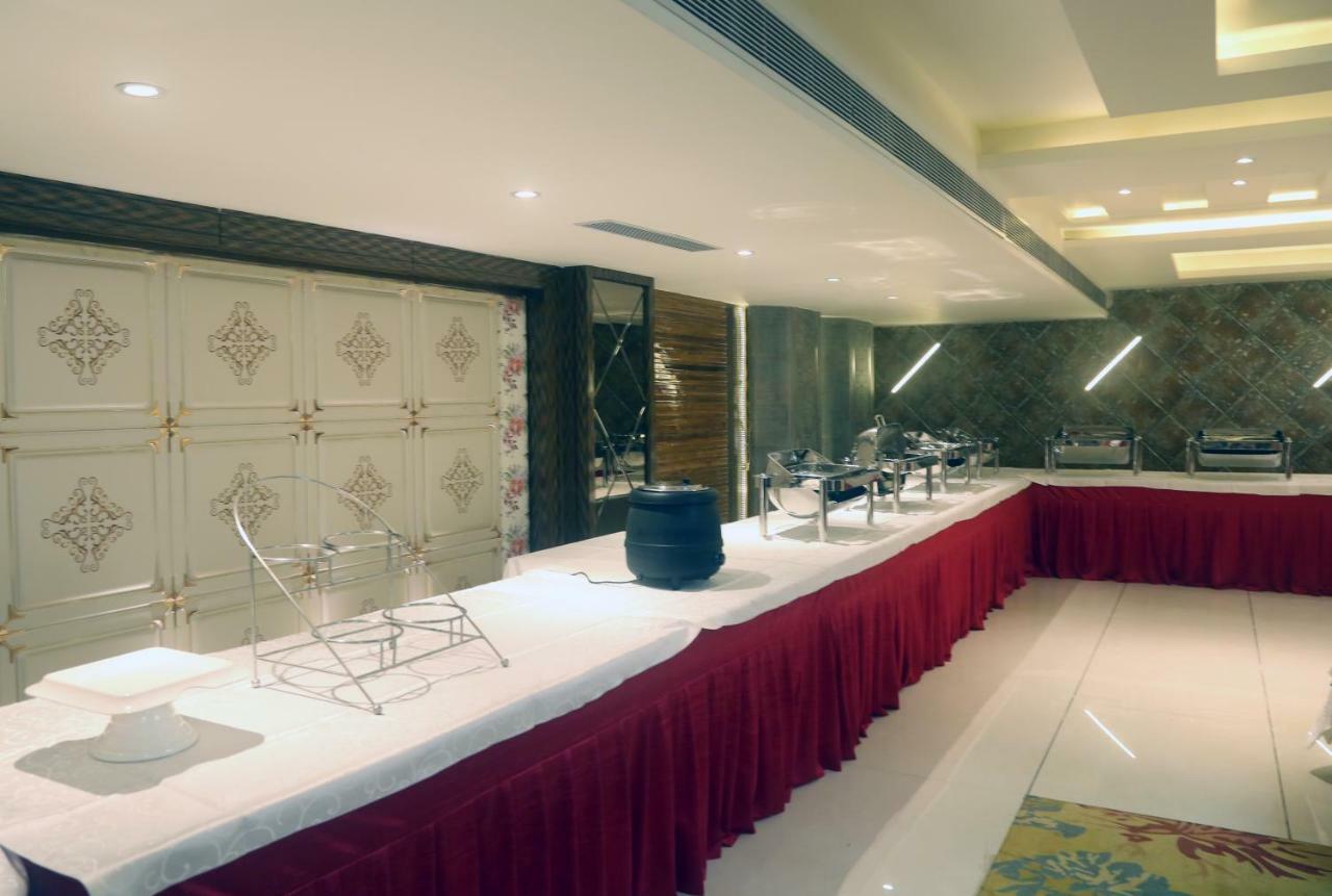 Om Clarks Inn Raebareli Экстерьер фото