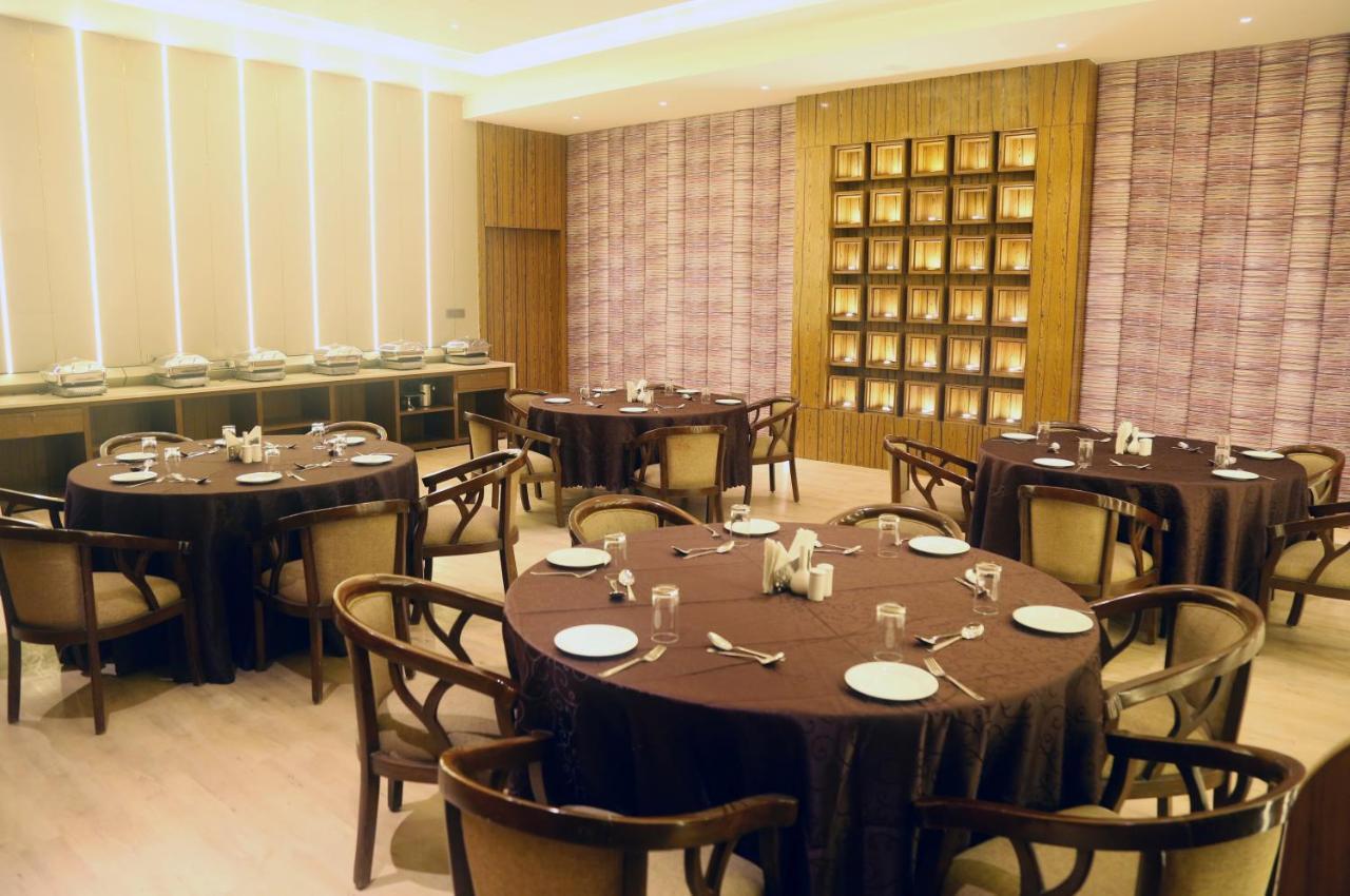 Om Clarks Inn Raebareli Экстерьер фото